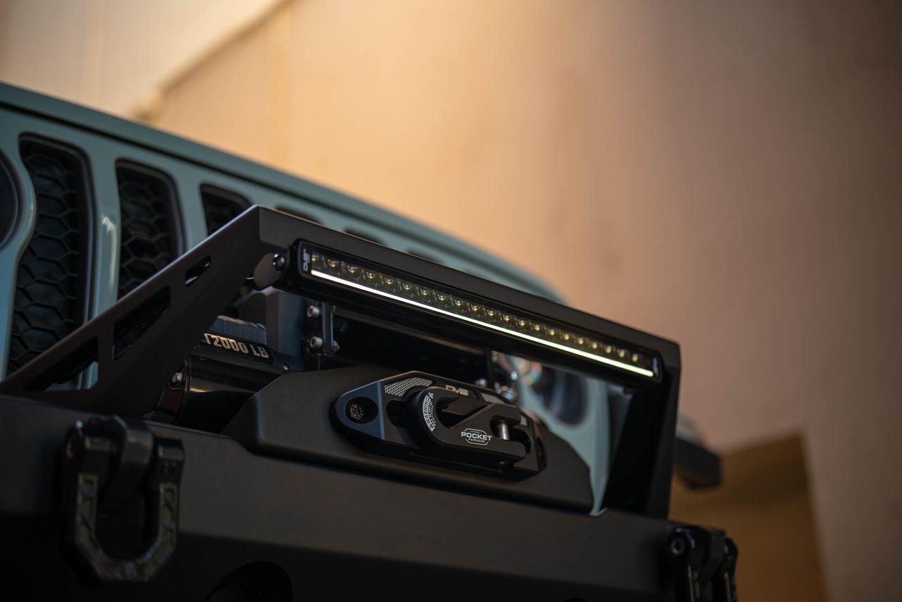 DV8 Offroad 20in Halo Elite Single Row Light Bar with Accent Light - White/Amber