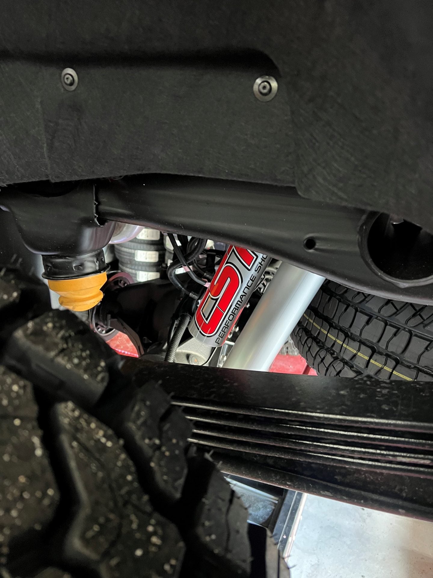 20-25 HD 2500 / 3500 PRO Series 2.5 Rear Shocks w/ Adjusters (for 2â€³ Lift)